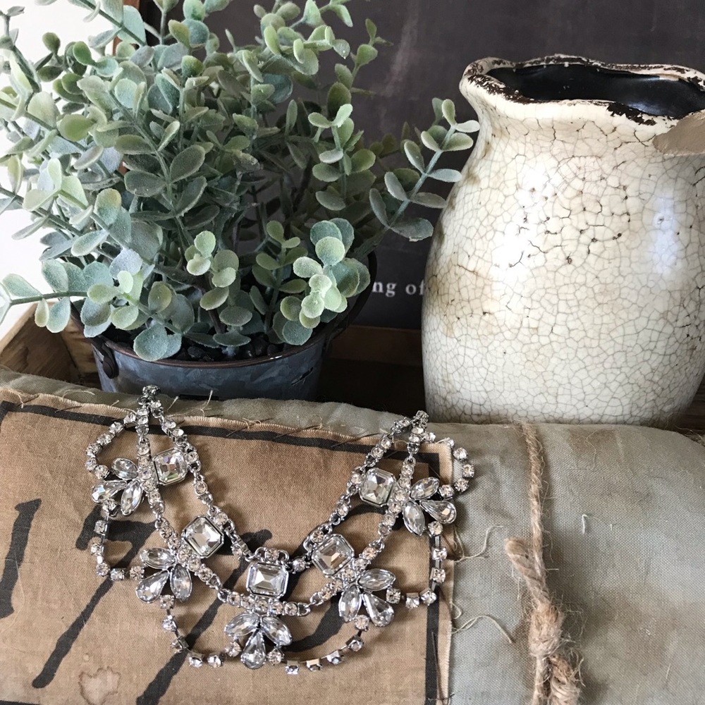 Anne Taylor Gorgeous rhinestone Necklace